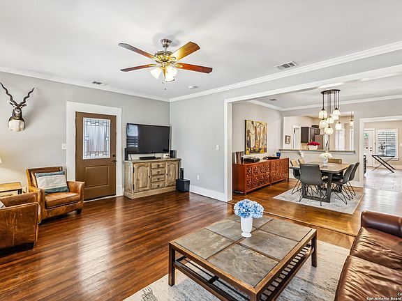 3rd image of 506 E Courtland Pl