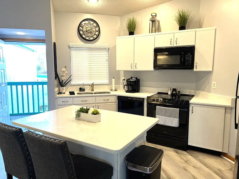 4801 Casablanca Cir — Photo 8