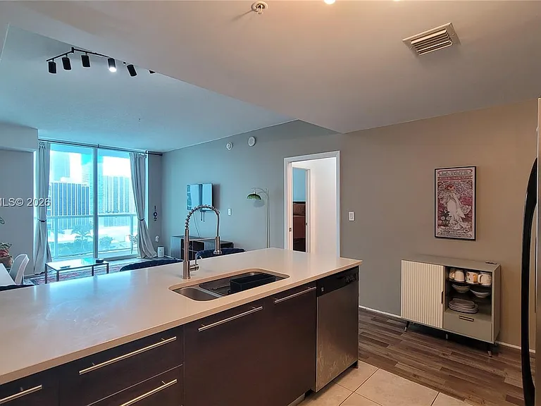 1900 N Bayshore Dr #2009 — Photo 2