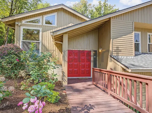 8215 SW Woods Creek Ct, Portland, OR 97219