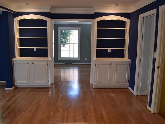 beautiful built in bookshelves