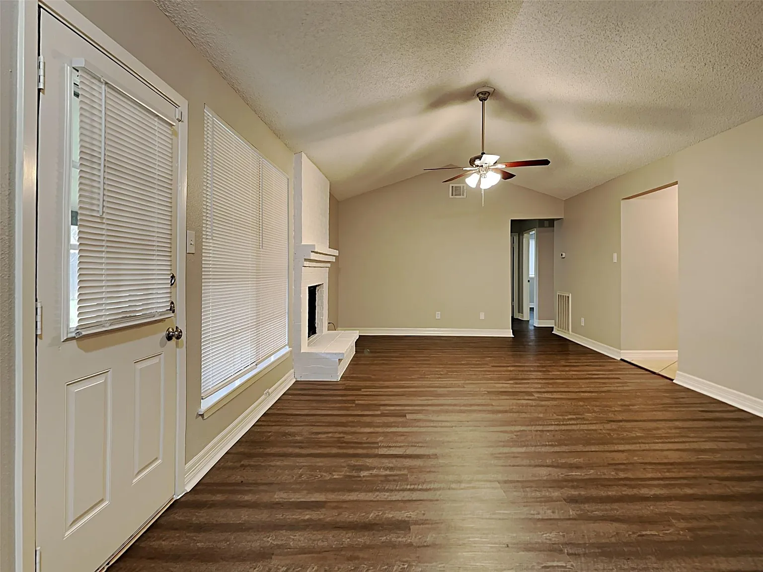 3 bed, 2.0 bath, 1342 sqft, $1,650 — Photo 2