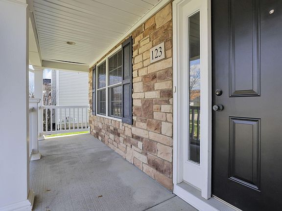 3rd image of 123 Glen Crossing Dr