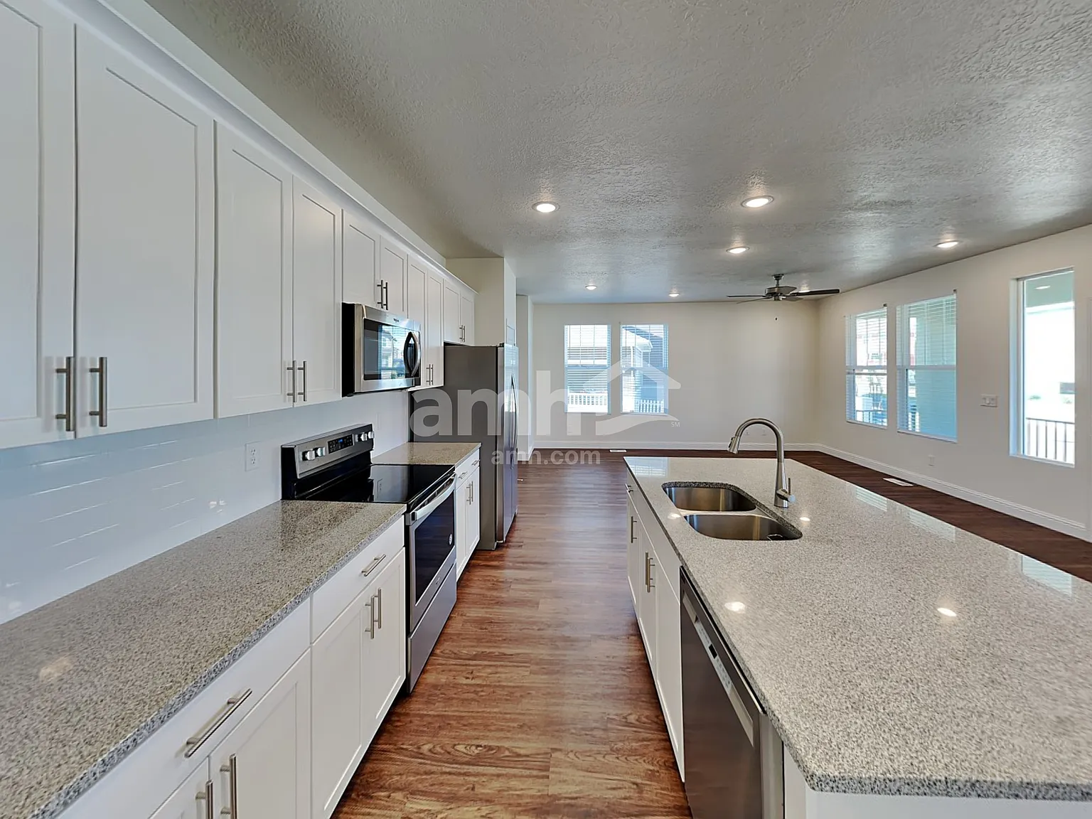 5 bed, 3.5 bath, 2749 sqft, $2,930 — Photo 3