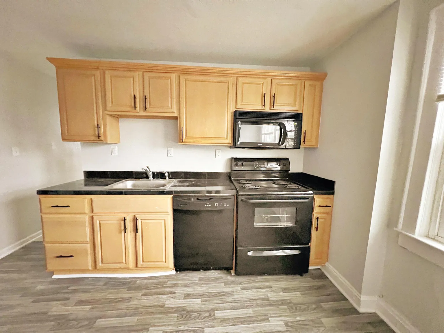 3 bed, 1100 sqft, $1,225 — Photo 4