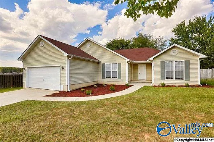 3 bed, 2.0 bath, 1650 sqft, $1,650 — Photo 1