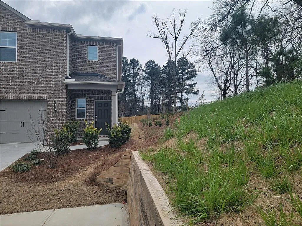 4 bed, 2.5 bath, 2178 sqft, $2,200 — Photo 2