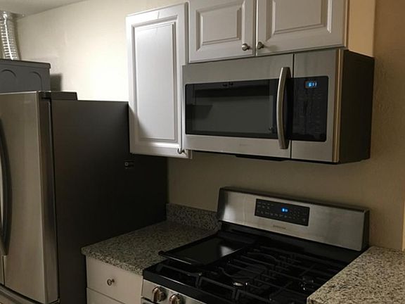 4th image of 530 S Windsor St