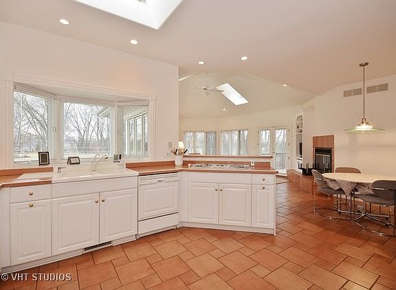 4th image of 2S088 Grove Hill Dr