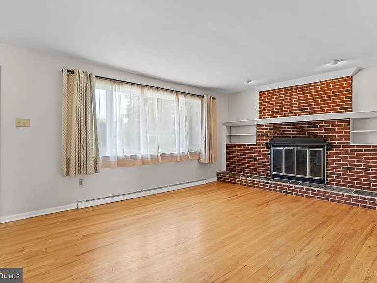 213 Sunset Dr — Photo 3