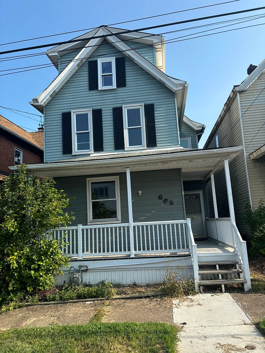 662 6th St photo 1