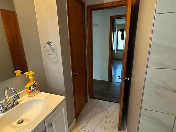 5th image of 625 E 161st Pl