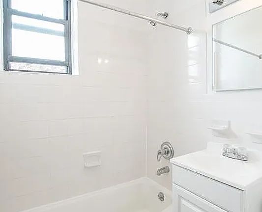 4th image of 219 E 77th St #3A