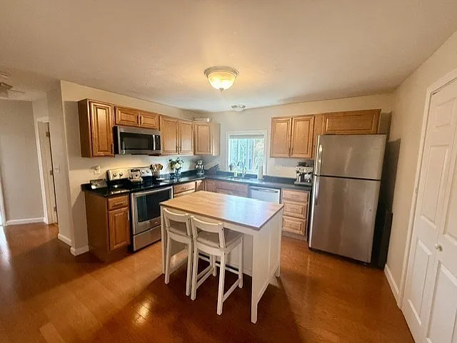 2 bed, 1.0 bath, 1200 sqft, $3,000 — Photo 2