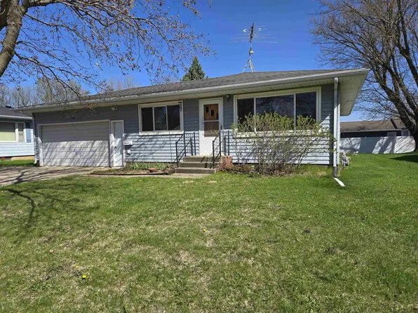 232 Red Maple Ave, Cresco, IA 52136
