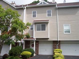104 Old Village Ln, Bethel Park, PA 15102