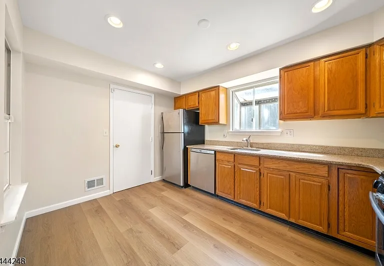 123 Harrow Dr — Photo 8