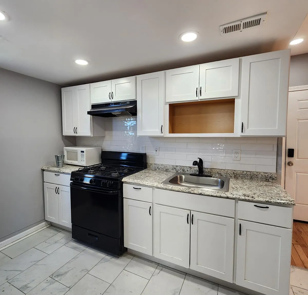 3 bed, 810 sqft, $1,600 — Photo 2
