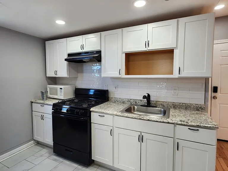 48 Daisy St #22 — Photo 2