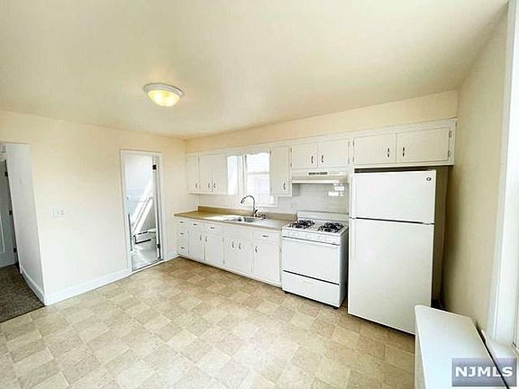 3rd image of 148 Kingsland Ave Floor 2