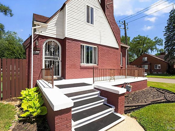 3rd image of 15802 Mansfield St