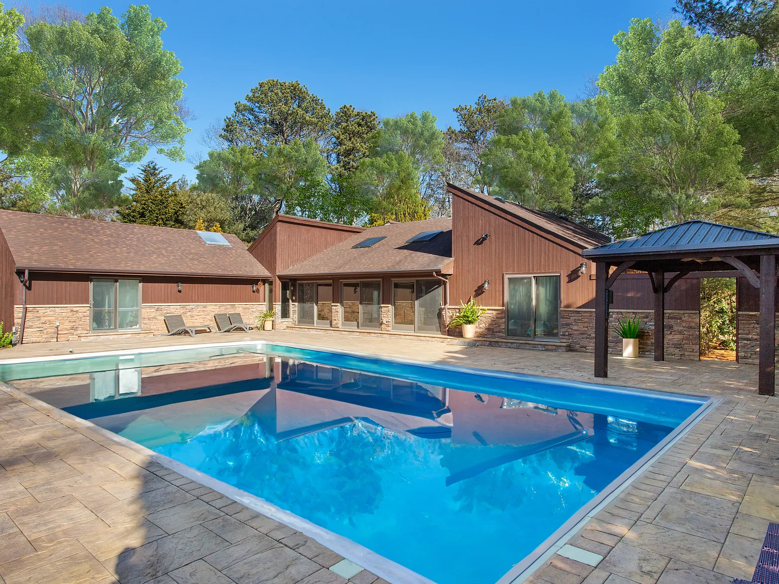 Ideal Hamptons Summer Getaway with Heated Pool and Volleyball — Photo 1