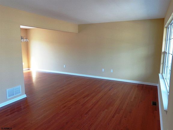 5th image of 319 Meadows Dr