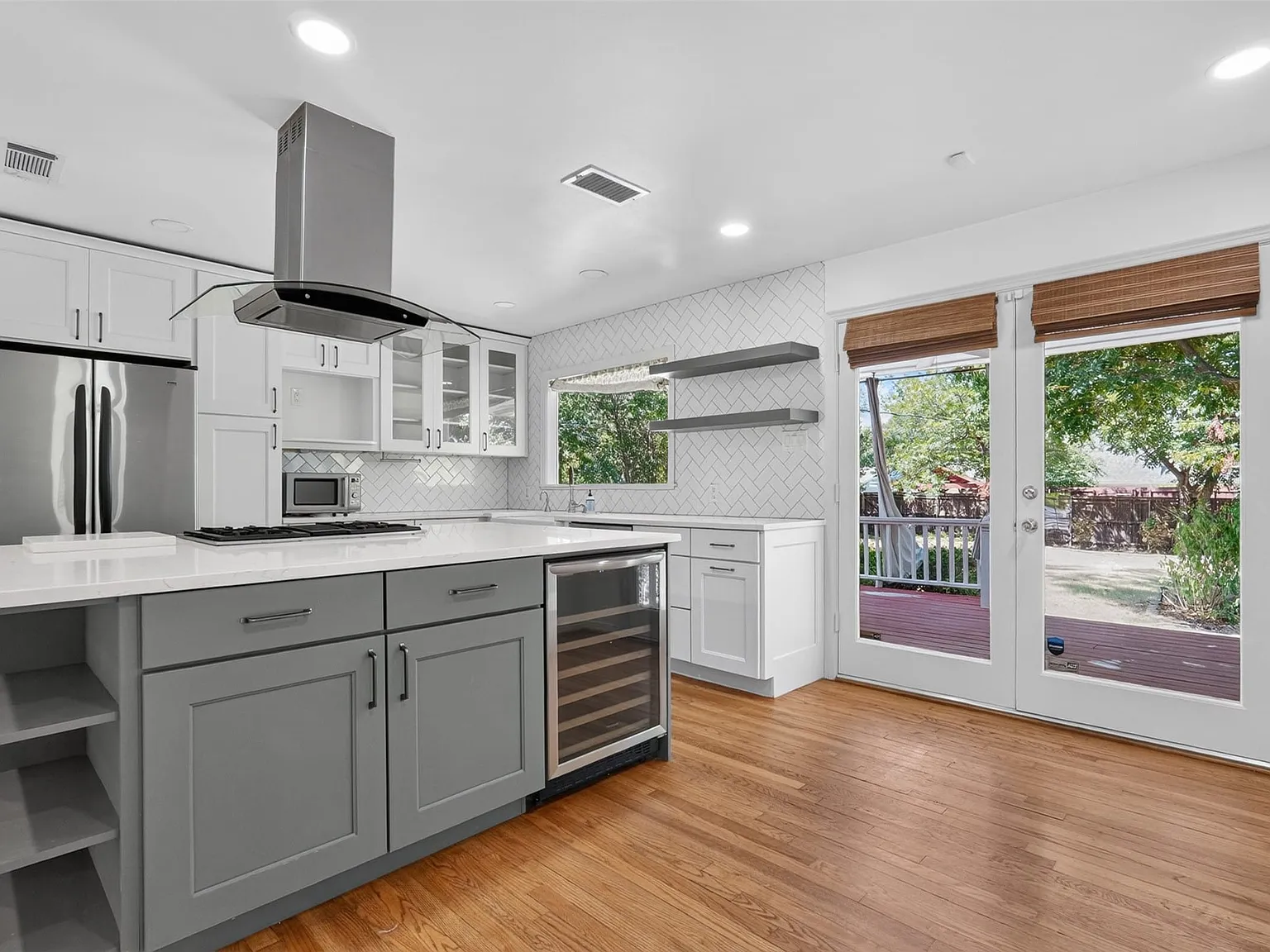 3 bed, 2.0 bath, 1340 sqft, $3,500 — Photo 3
