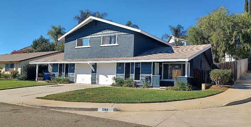 corner townhome with fencing and security lighting.
small entry patio.