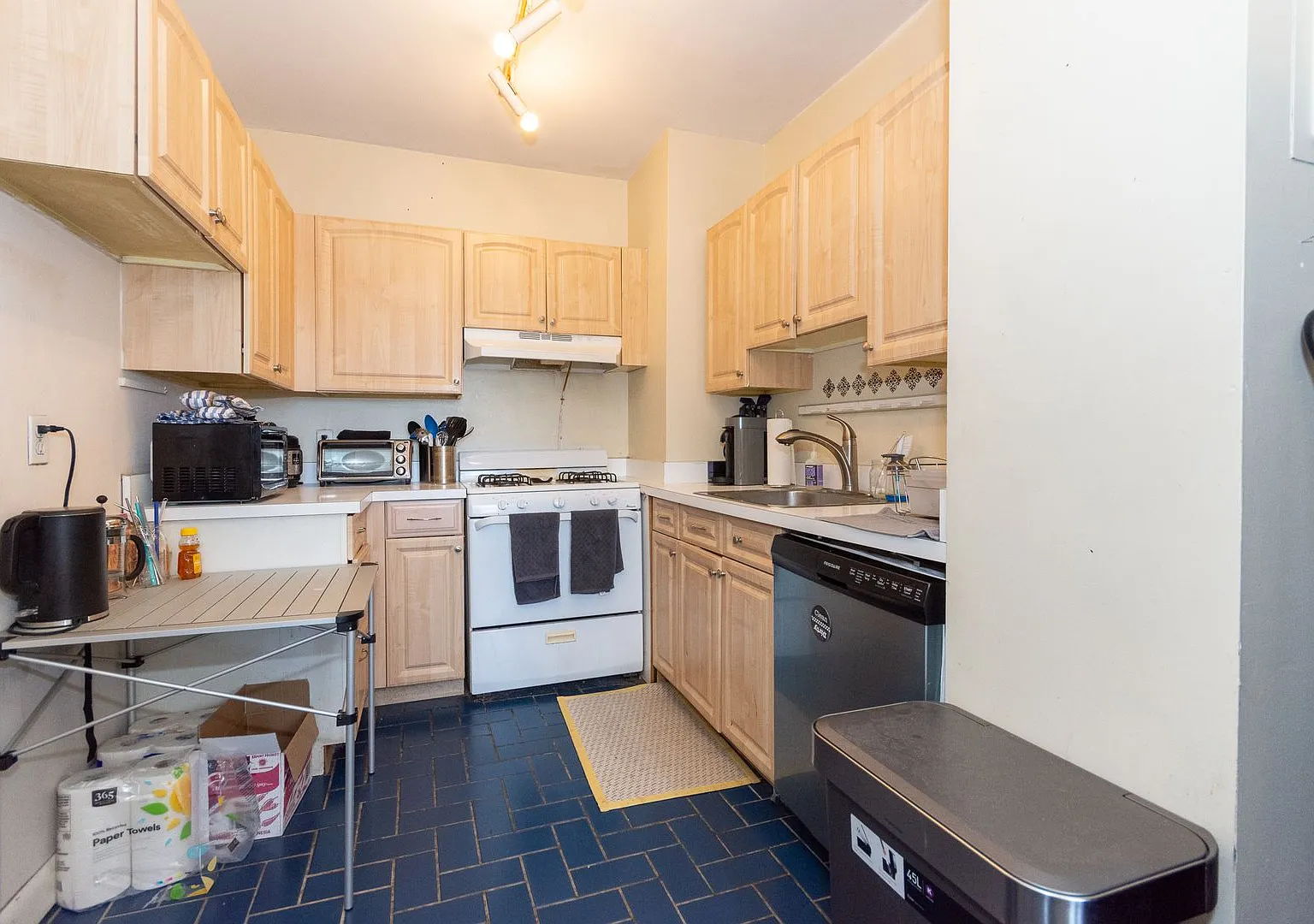 No Brokers Fee, Kentral Kenmore Sq. Location. Heat and Hot Water Included, Eatin Kitchen, Laundry... — Photo 3