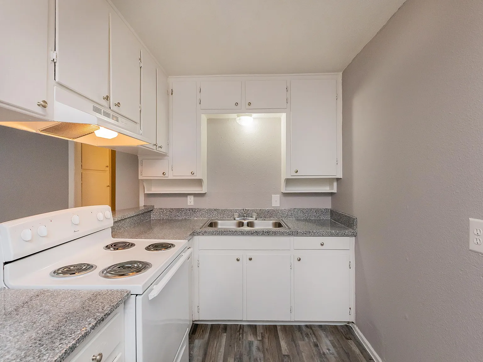 Wilshire Manor — Photo 4