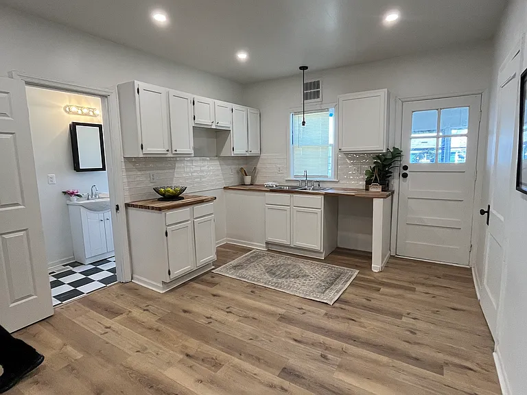 128 E Lloyd St — Photo 1