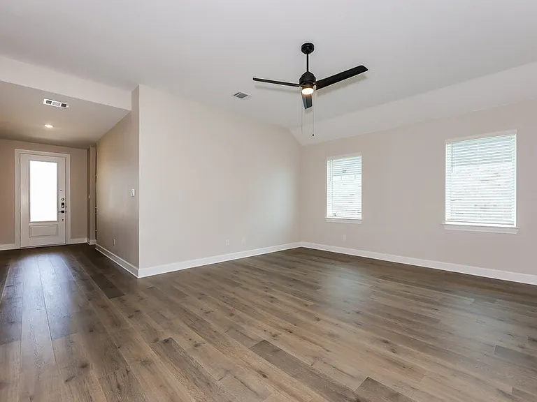 329 Magnolia Blvd — Photo 3