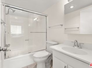 257 S Manhattan Pl, Los Angeles, CA 90004