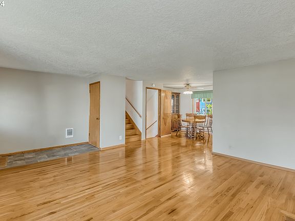4th image of 6516 SE Plum Dr