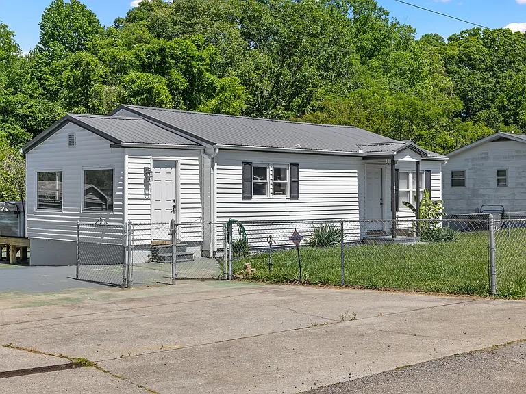 131 Eleanor Davis Dr — Photo 12