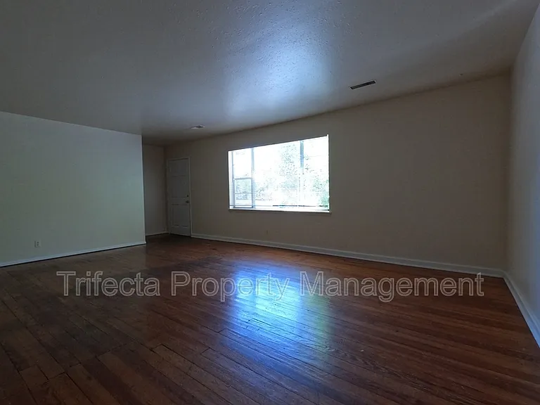 1125 Peterson St — Photo 2