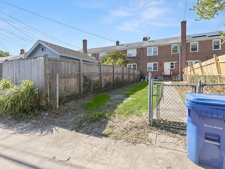 1302 Woodbourne Ave — Photo 15