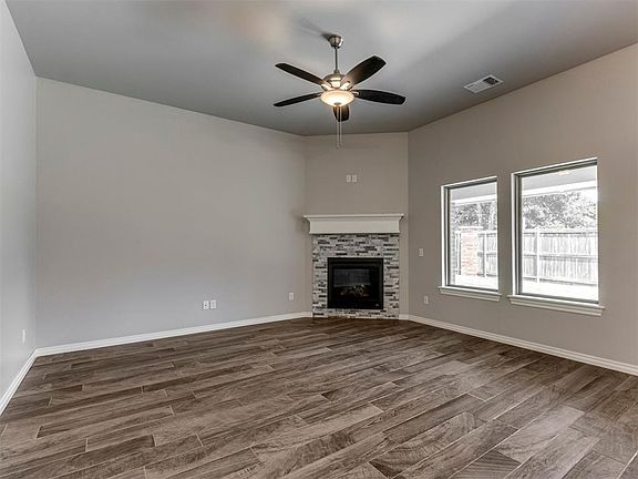 4th image of 8509 Stark St