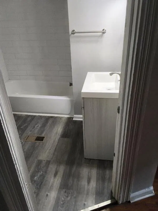 4 bed, 1.0 bath, $1,600 — Photo 3
