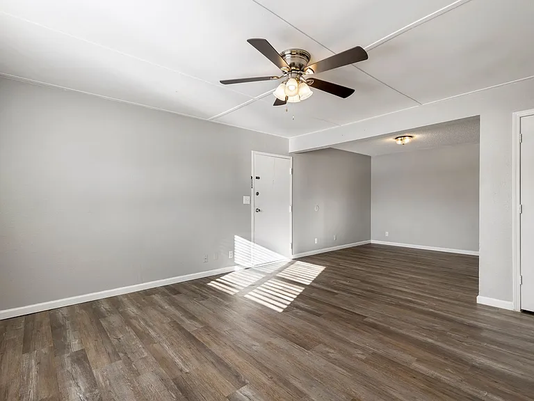 Crossroads Villa Apartments — Photo 62