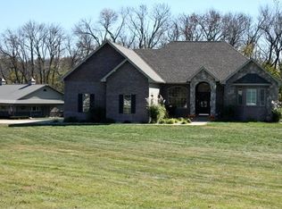 955 Clay Hill Dr, Heyworth, IL 61745