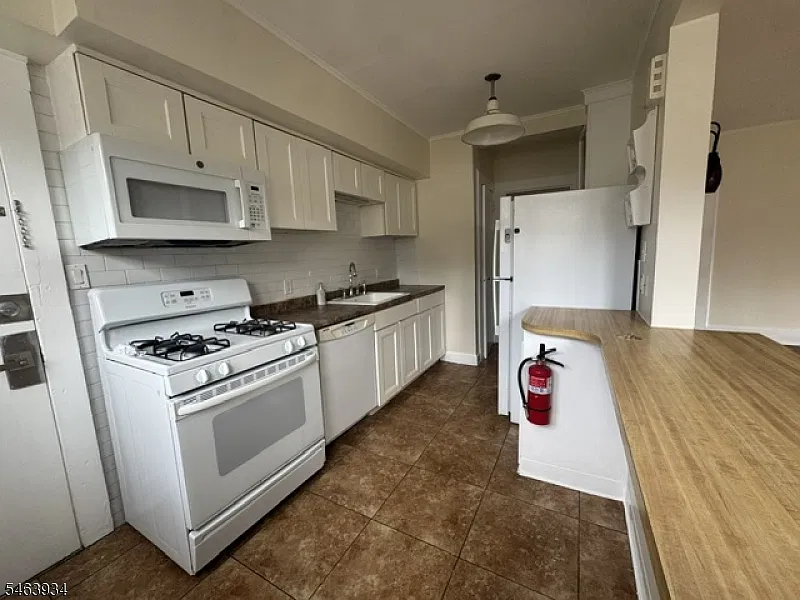 2 bed, 1.0 bath, $2,400 — Photo 3