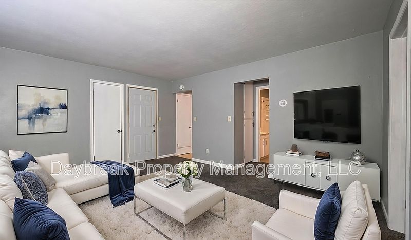 1st image of 811 7th Ave N #3