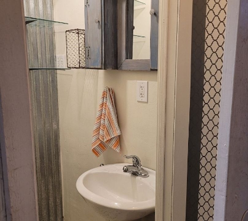 1st image of 1121 Elm St