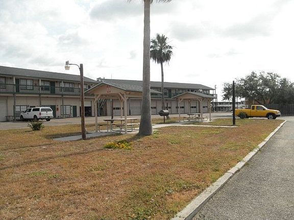 5th image of 1809 Hillcrest Dr #401