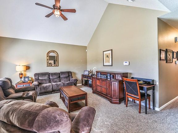 Wonderful neutral pain, high ceilings, recent carpet and upgraded ceiling fan.