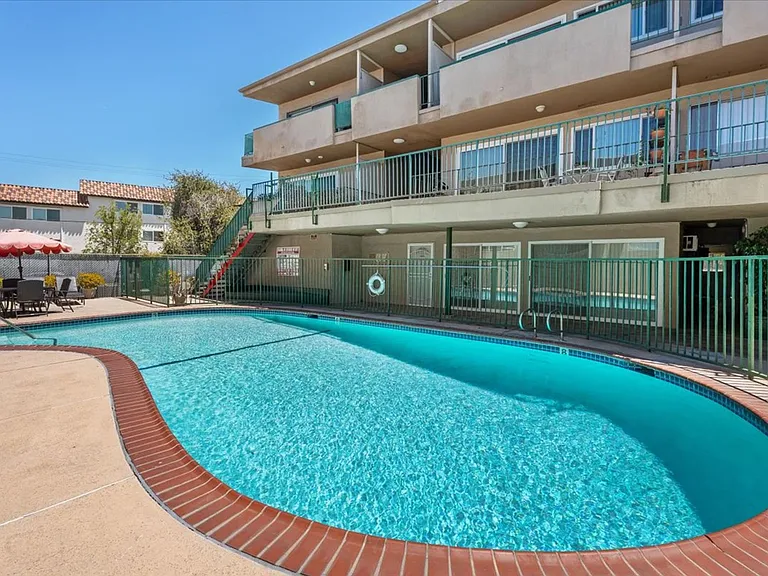 Encino Plaza Apartments — Photo 5
