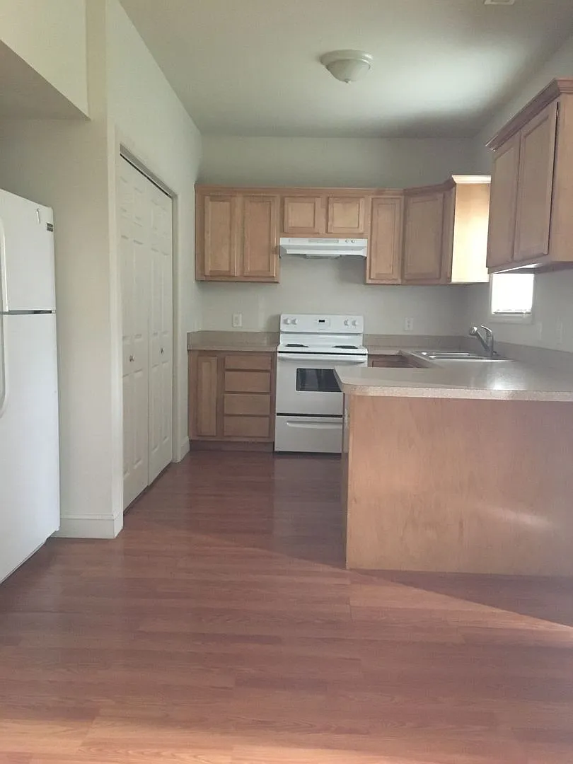2 Bedroom 1.5 Bathroom in the Grandin Court Area — Photo 2