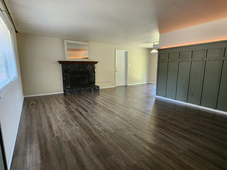 2217 Harrison Ave — Photo 2